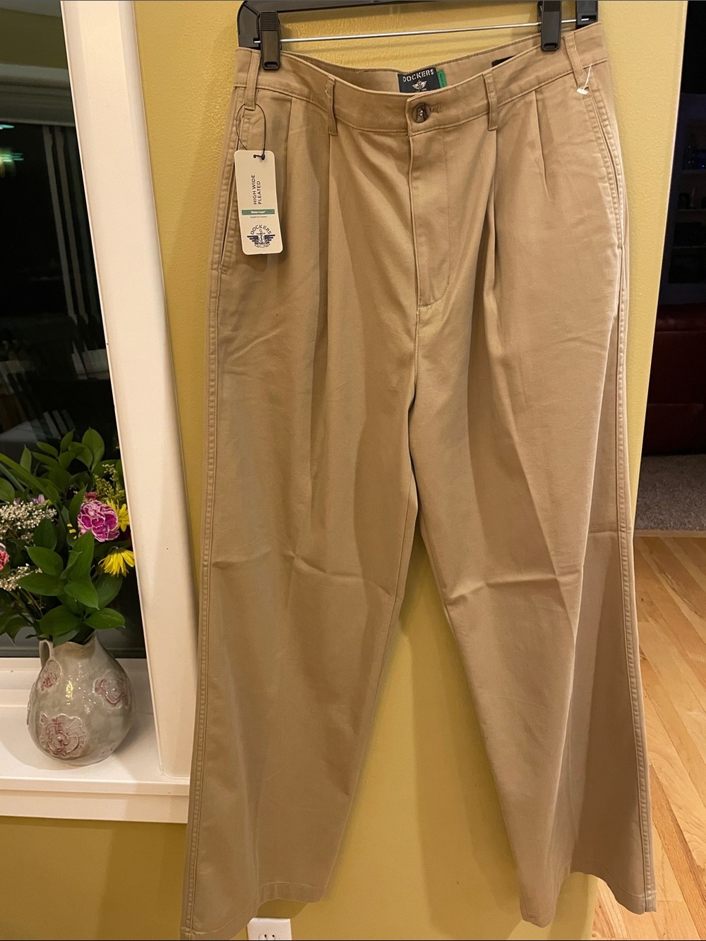 NWT Dockers Men's Khaki Pleated Chinos - Light Tan
